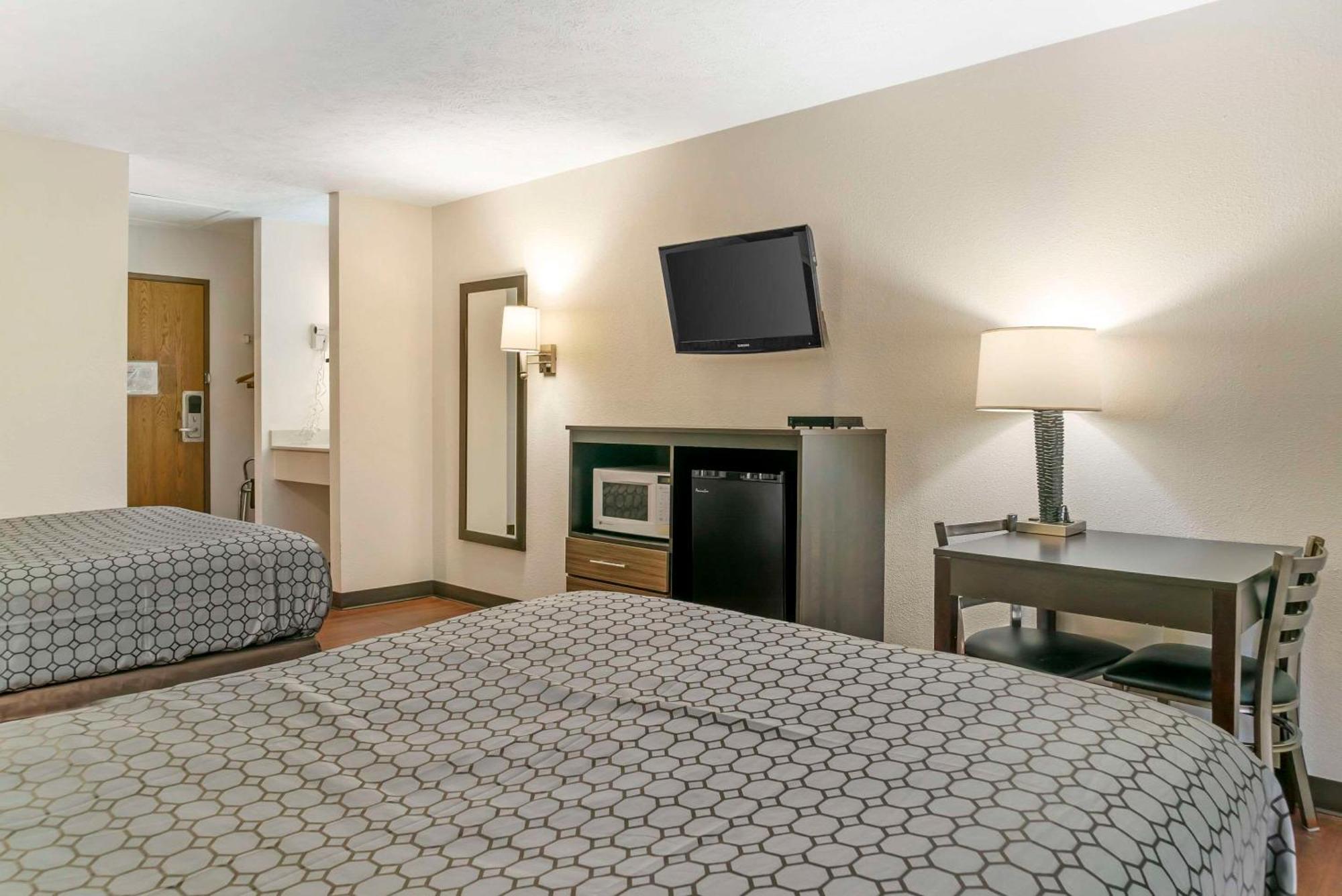 Econo Lodge Traverse City Eksteriør billede